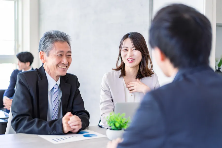 債権回収について弁護士に相談する様子（法律事務所S 座間・相模原南オフィス）