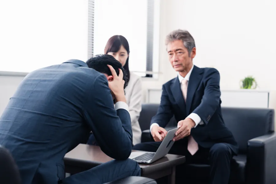 向き合って話し合う様子。問題社員・退職トラブルへの対応をイメージした写真