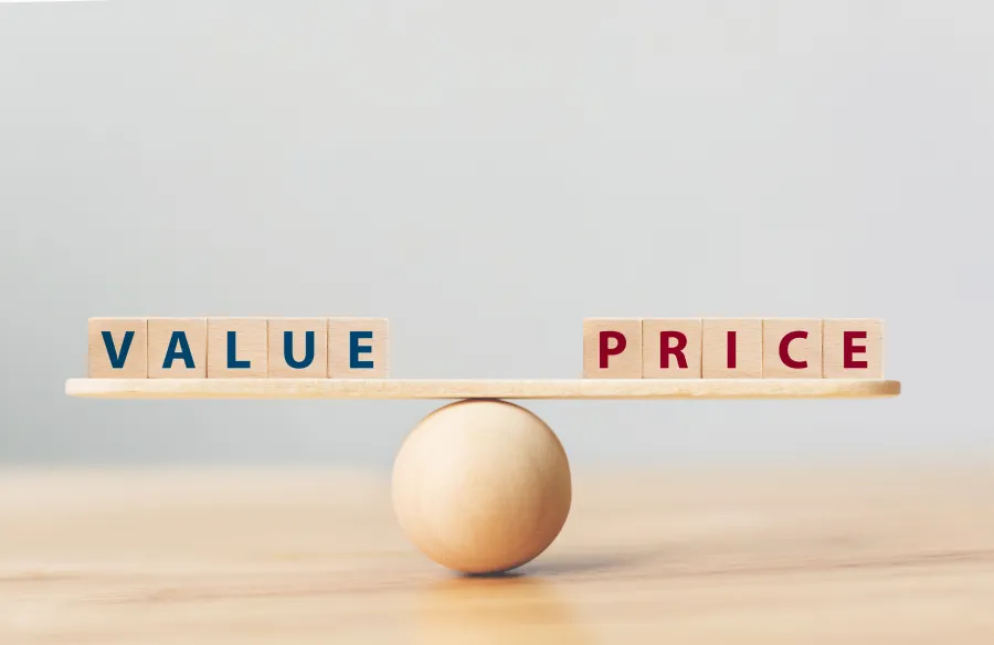 VALUEとPRICEを比べる天秤。費用対効果を重視した方針設計をイメージした写真