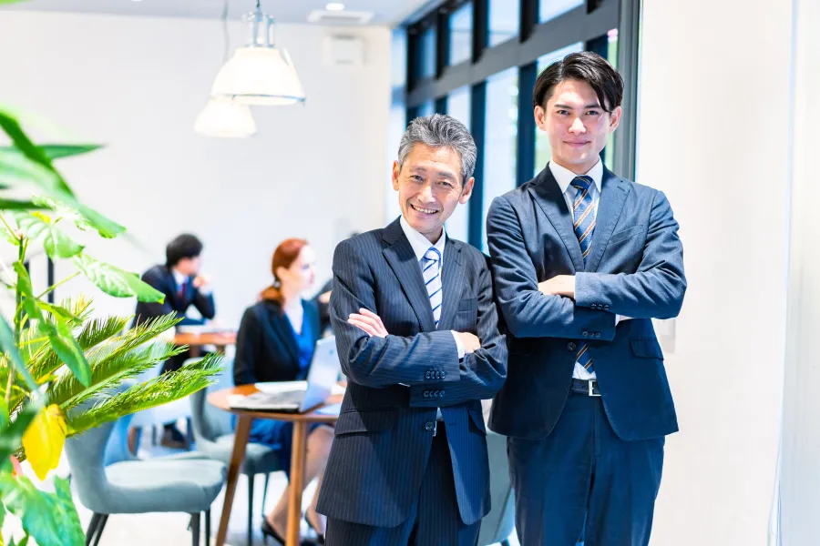 複数のビジネスパーソン。事業承継・M&Aをイメージした写真