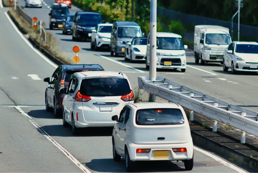 道路を走行する車列。交通事故の損害賠償に対応するイメージ