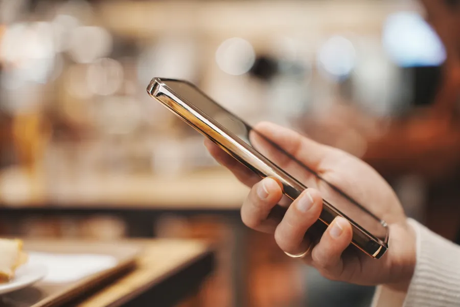 スマートフォンで不貞行為の証拠を確認・整理するイメージ