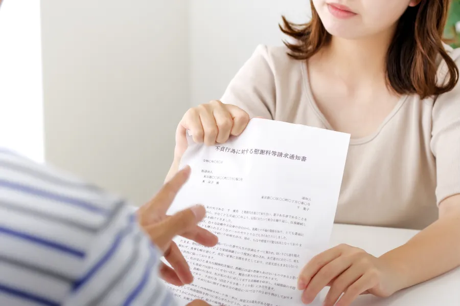 不貞行為に対する慰謝料等請求通知書を確認するイメージ
