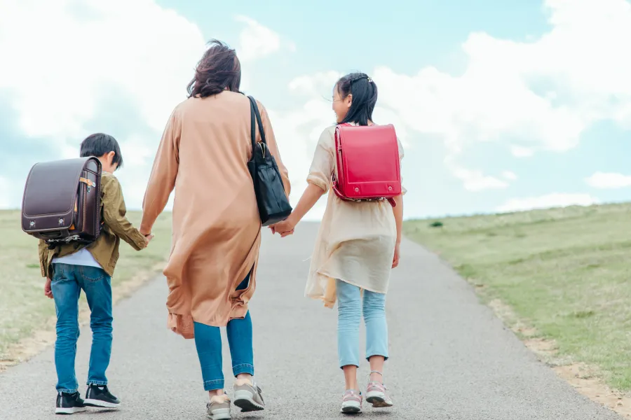 離婚後に親権を得て子どもと暮らす生活をイメージした写真