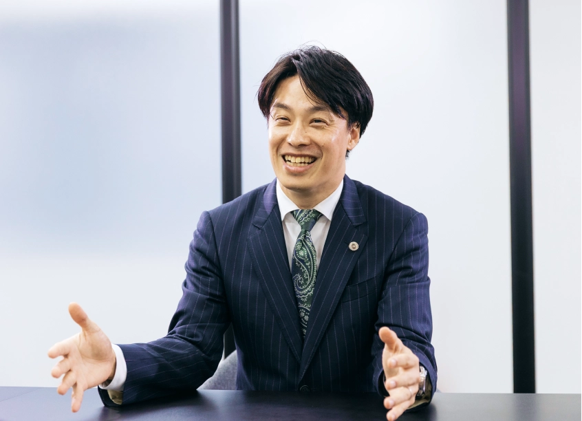 法律事務所S 座間・相模原南オフィスでインタビューに答える宇田川 隼弁護士