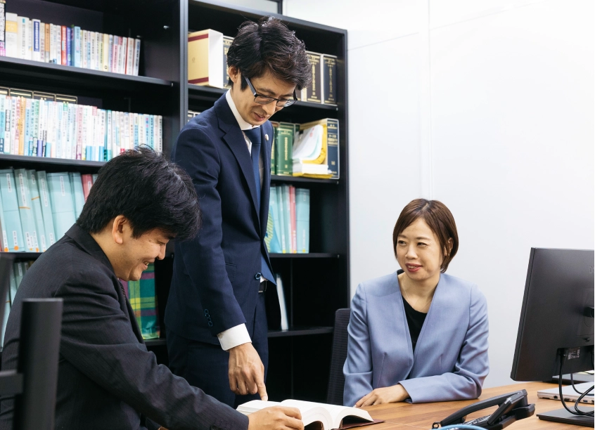 法律事務所S 座間・相模原南オフィスで相談案件について打ち合わせをする弁護士ら