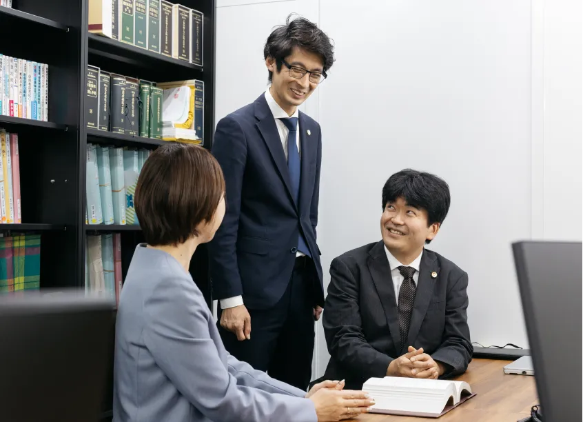 法律事務所S 座間・相模原南オフィスで相談案件について打ち合わせをする弁護士ら
