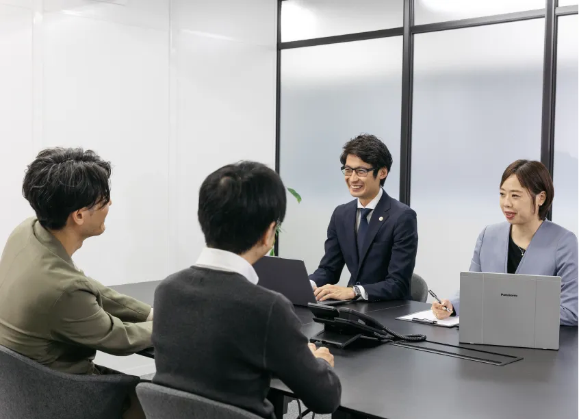 法律事務所S 座間・相模原南オフィスで顧客と法律相談を行う𦚰澤 奏江弁護士ら