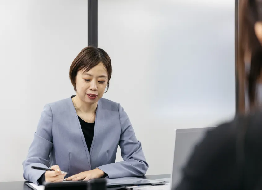 法律事務所S 座間・相模原南オフィスで顧客の話を聞く𦚰澤 奏江弁護士