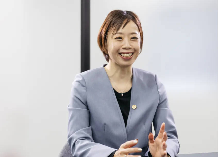 法律事務所S 座間・相模原南オフィスで相談内容を丁寧に説明する𦚰澤 奏江弁護士